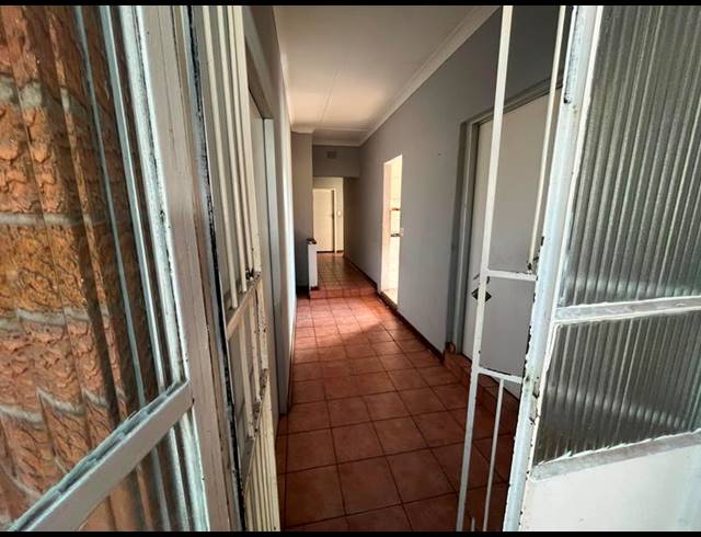 10 BEDROOM HOUSE FOR SALE IN KEMPTON PARK CENTRAL